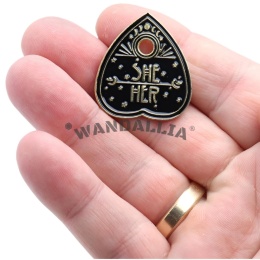 WANDALLIA Pin Zaimki Trans Gender Przypinka Metalowa Czarna
