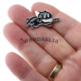 WANDALLIA Pin Przypinka Czarny Kot Ninja z Nożem Assassin Emaliowana